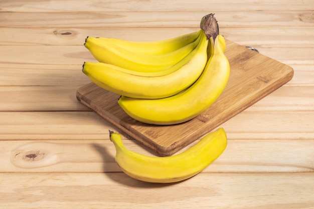 Bos van bananen op houten tafel