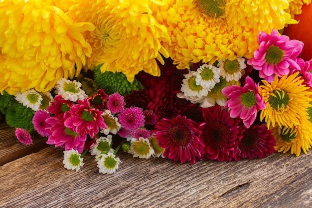 Bos van chrysanten bloemen op houten tafel