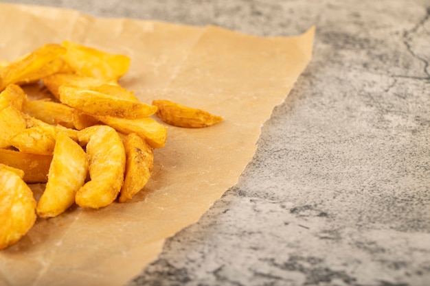 Bos van gebakken gouden aardappelpartjes op kookblad.