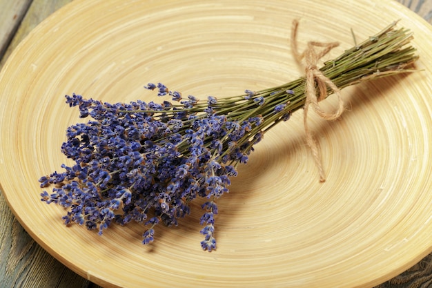 Bos van gedroogde lavendel op houten