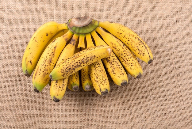 Bos van gele sproeterige bananen