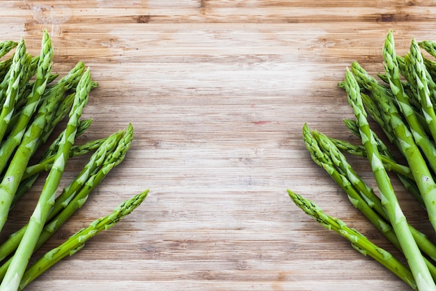 Bos van groene asperge op houten raad met exemplaarruimte