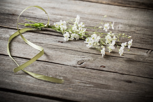 Foto bos van gypsophila op oude houten tafel