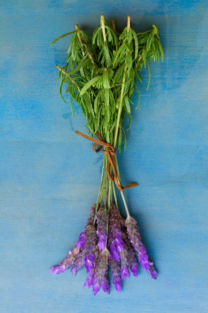 Bos van lavendel bloemen op een tafel