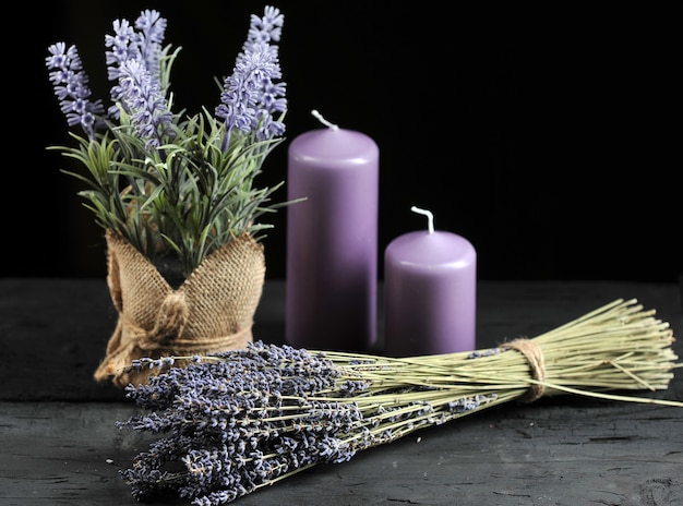 Bos van lavendel vastgebonden met touw en aromatische lila kaarsen