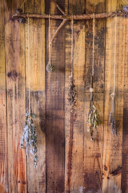 Bos van lavendelbloemen op een oude houten muur