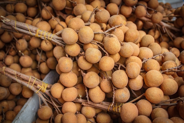 Bos van longan op fruit van de markt.