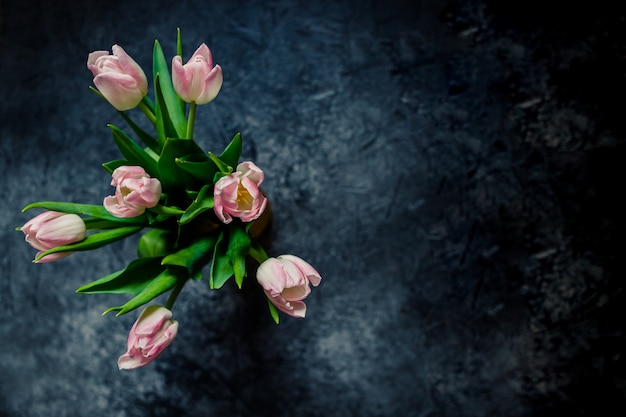 Bos van mooie die Pasen-tulpen over donkere achtergrond worden geïsoleerd