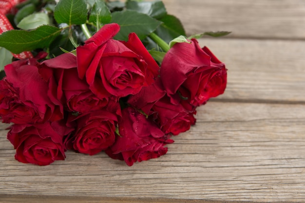 Bos van rode rozen op houten tafel