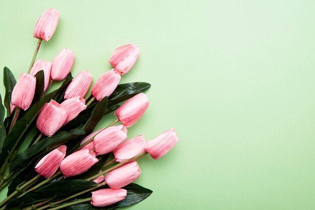 Bos van tulpenbloemen op groen