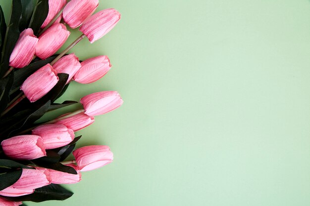 Bos van tulpenbloemen op groen