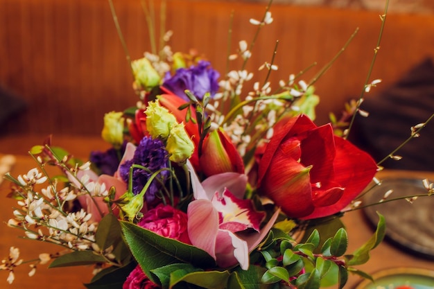 Bos van verschillende bloemen close-up achtergrond