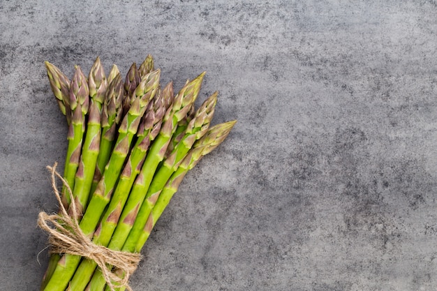 Bos van verse asperges op houten tafel