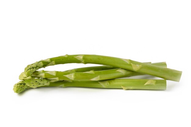 Bos van verse groene asperges geïsoleerd op een witte achtergrond vers geplukte asperges met waterdruppel