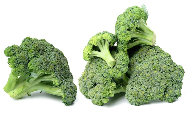 Bos van verse groene kool broccoli geïsoleerd op een witte achtergrond