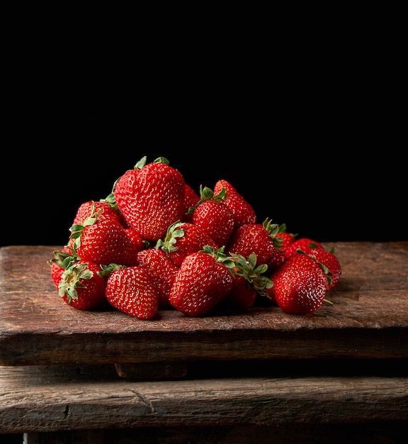 Bos van verse rijpe rode aardbeien op houten tafel