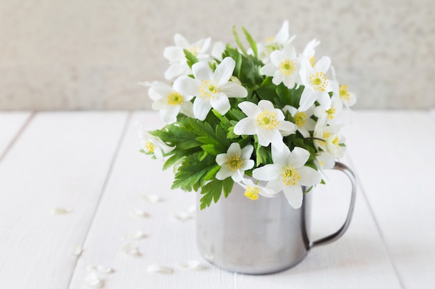 Bos van witte lente bloemen in ijzeren mok