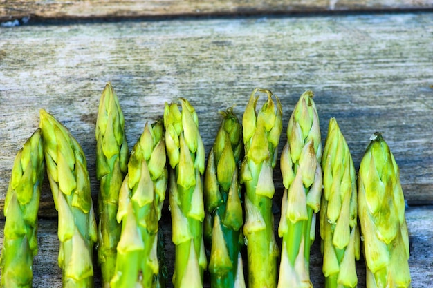 Bos verse asperges op houten tafel