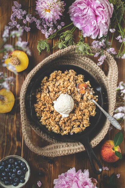 Bosbessen en perziken knapperige crumble met ijs