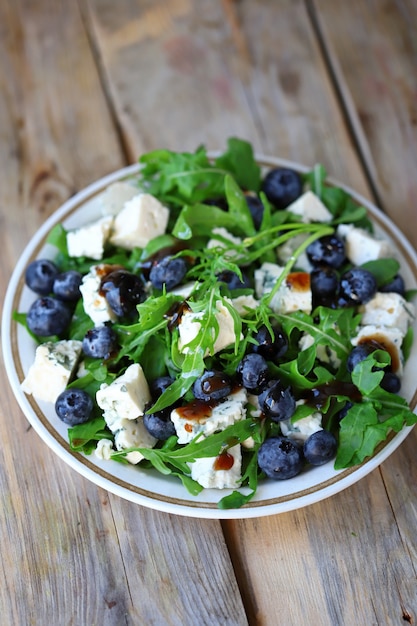 Bosbessen in een salade met rucola