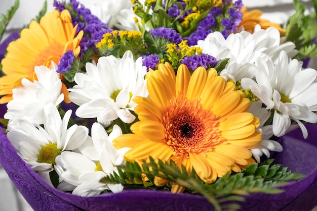 Bosje verse bloemen met gerbera en chrysanten