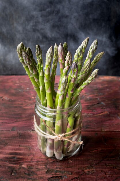 Bosje verse groene asperges