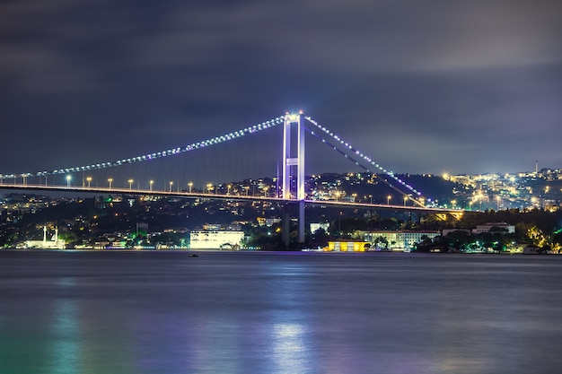 夜、イスタンブールのボスポラス橋