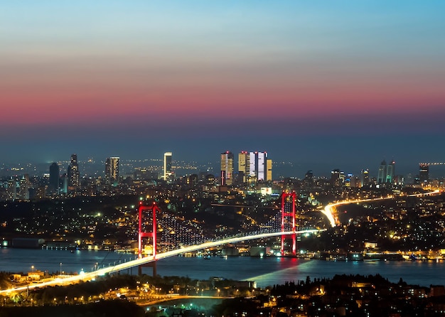 Bosporusbrug bij zonsondergang, Istanbul, Turkije