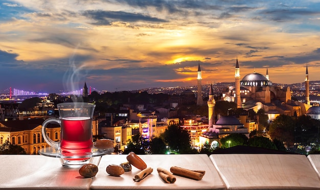 Bosporusbrug en Hagia Sophia-moskee met Turkse thee Istanbul