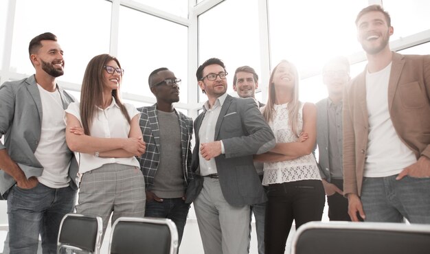 Босс и бизнес-команда стоят на ярком офисном фото с копировальным пространством