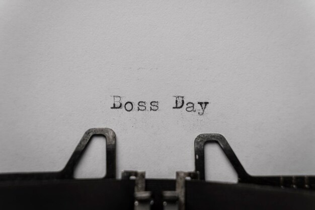 Foto boss day scriveva parole su una macchina da scrivere d'epoca.