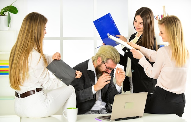 Foto il capo e il manager del supervisore stanno lavorando in un team di uomini d'affari, il capo maschio con il suo ufficio di segreteria, le persone discutono della vita d'ufficio moderna di affari ragioniere o segretario al lavoro