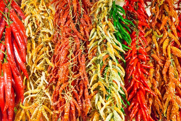 Bossen rode en groene hete pepers op de boerenmarkt