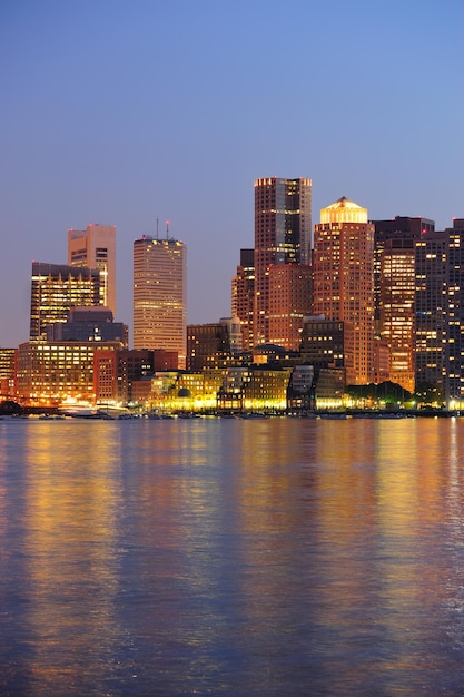 Orizzonte del centro di boston al crepuscolo