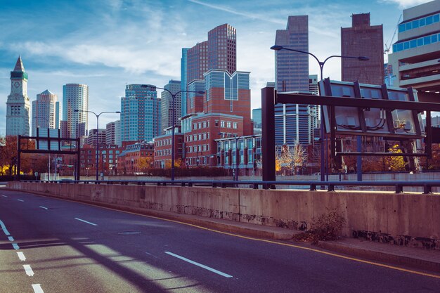 Foto vista del centro dell'orizzonte di boston dietro la strada principale 93