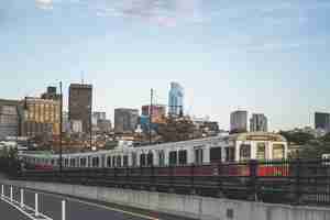 Photo boston red subway line on the longfellow bridge with scenic view of skyscrapers in the background