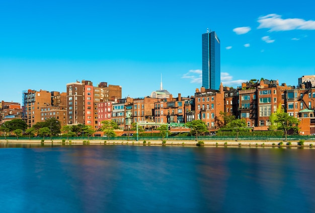 백 베이(Back Bay) 지역의 역사적인 건물이 있는 보스턴 스카이라인, 찰스 강(Charles River)의 전망