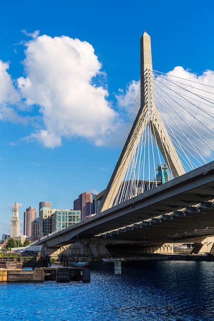 Boston zakim-brug in bunkerheuvel massachusetts