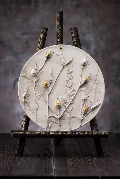 Photo botanical bas-relief flowers made of clay and gypsum in workshop