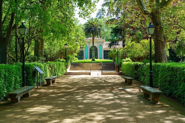 Ботанический сад со скамейкой для сидения и грунтовыми дорожками для прогулок