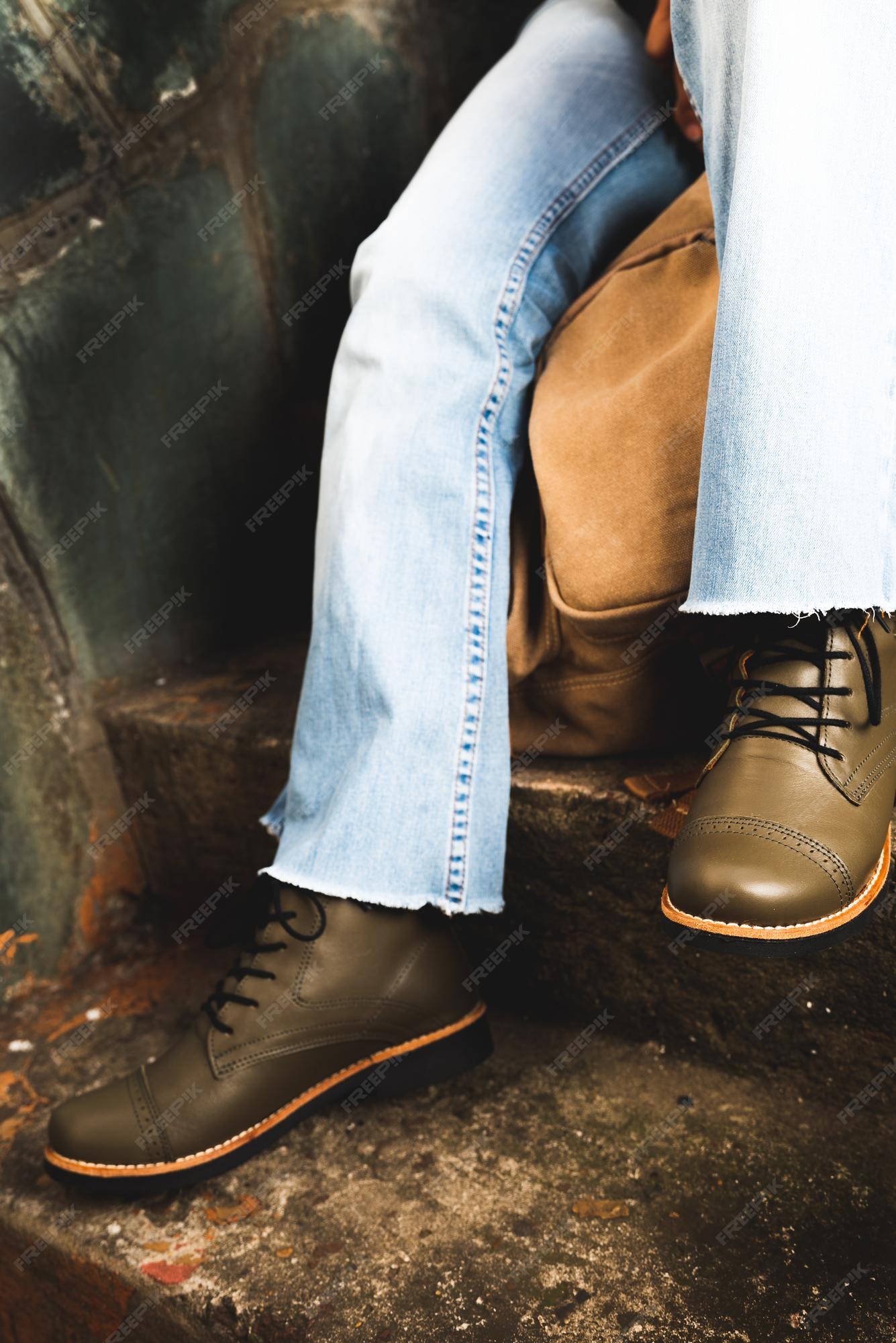 Premium Photo | Botas zapatos cuero mujer con suela de goma