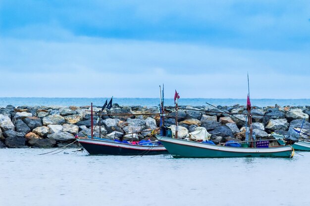 Foto boten aan de kust tegen de lucht