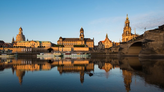 Boten aan de rivier bij Dresden frauenkirche bij zonsondergang