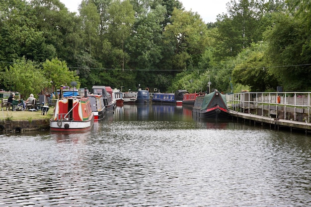 Foto boten aan de rivier tegen bomen