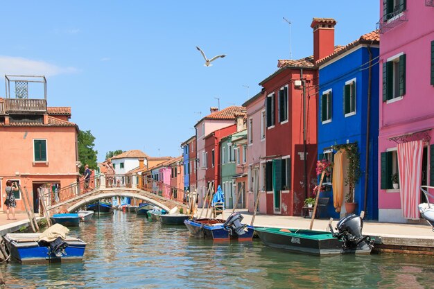 Boten aan het kanaal bij kleurrijke gebouwen op het eiland Burano
