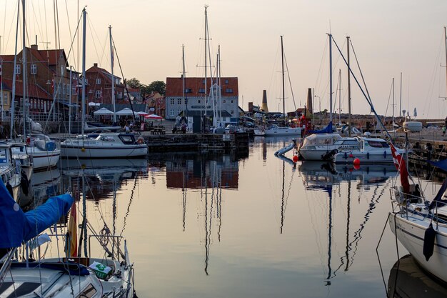 Foto boten aangemeerd in de haven bij zonsondergang