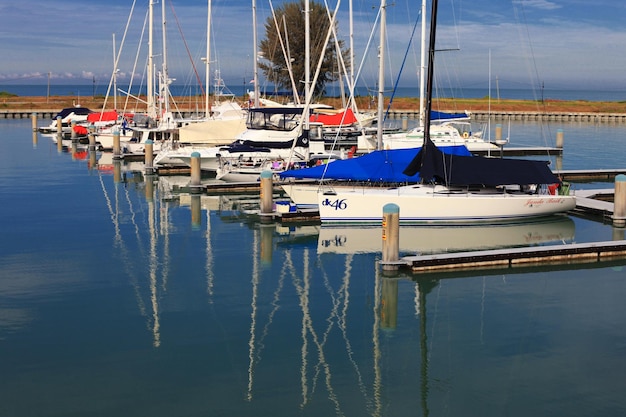 Boten aangemeerd in de haven op zee