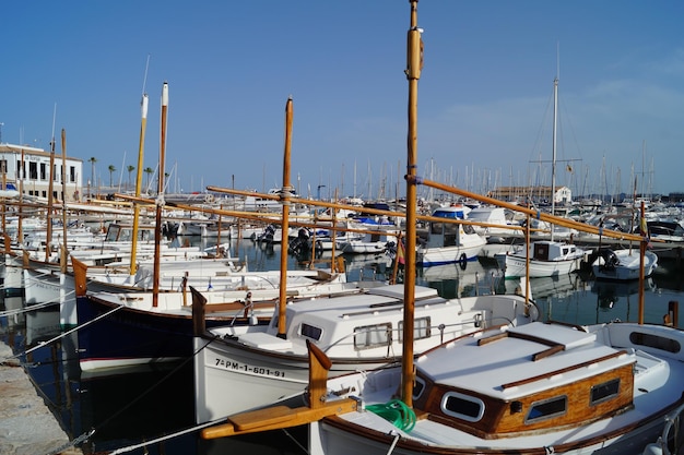 Boten aangemeerd in de haven