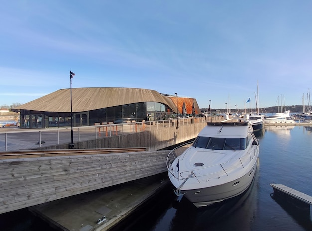 Boten aangemeerd in de haven