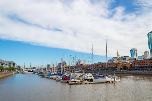 Boten aangemeerd in de haven